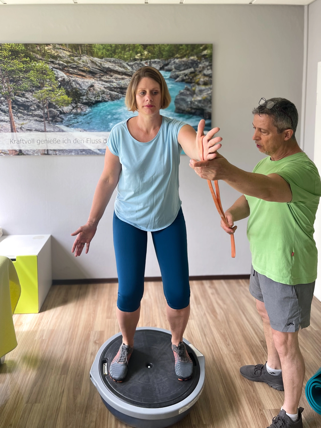 Fitnesstrainer und Berater - Wolfgang Bzdok - Frau trainiert auf einem Physioball