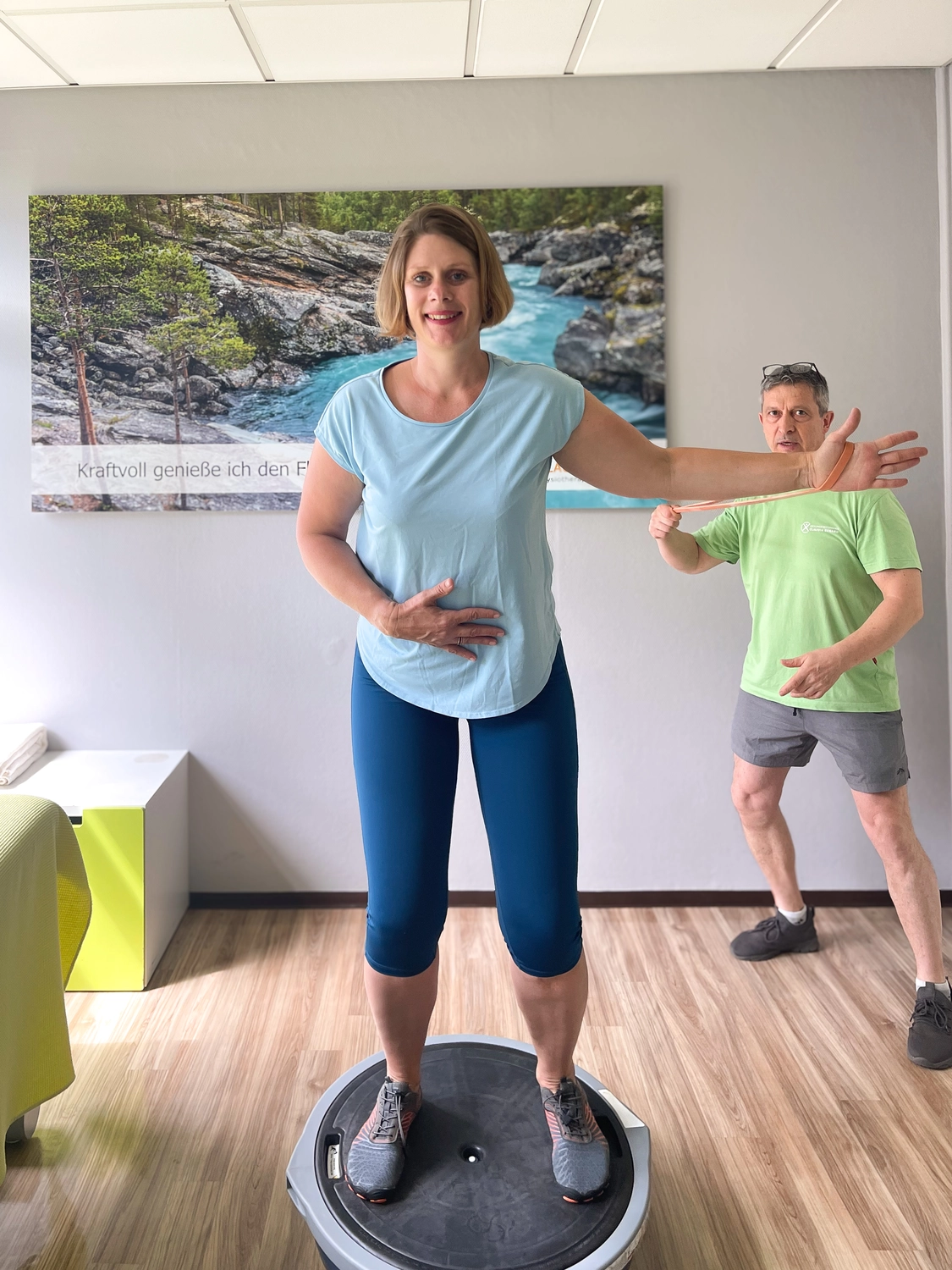 Fitnesstrainer und Berater - Wolfgang Bzdok - Frau trainiert auf einem Physioball