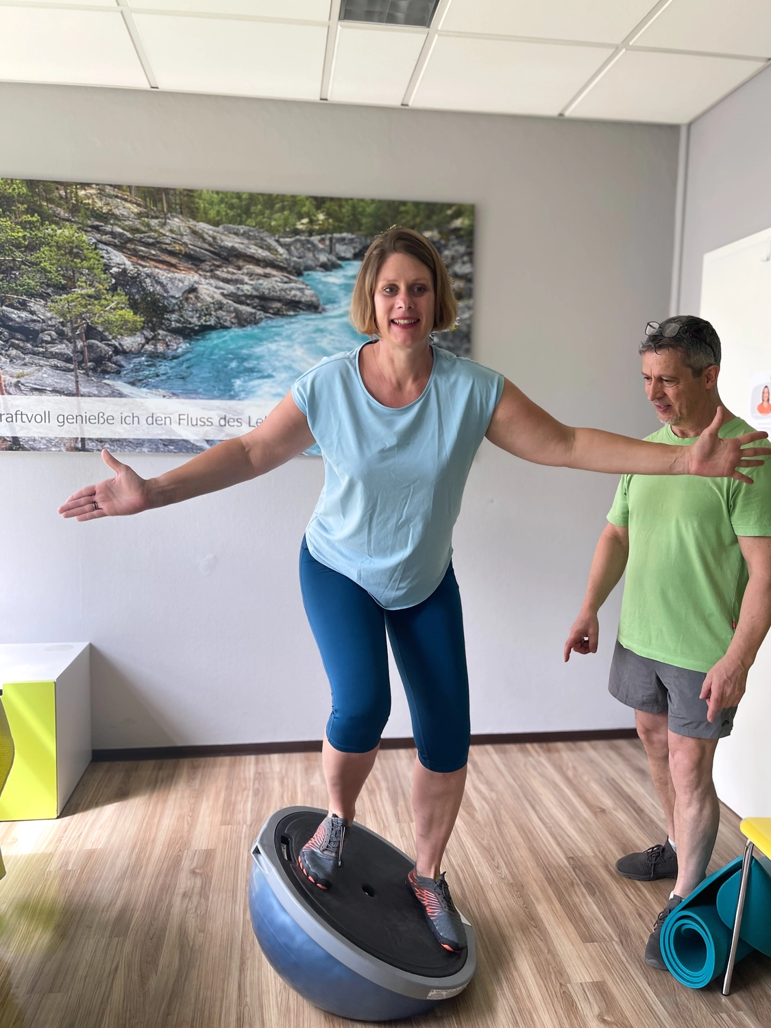 Fitnesstrainer und Berater - Wolfgang Bzdok - Frau trainiert auf einem Physioball