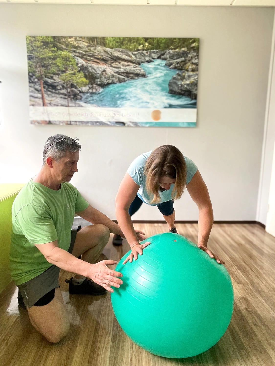 Fitnesstrainer und Berater - Wolfgang Bzdok - Frau trainiert auf einem Physioball