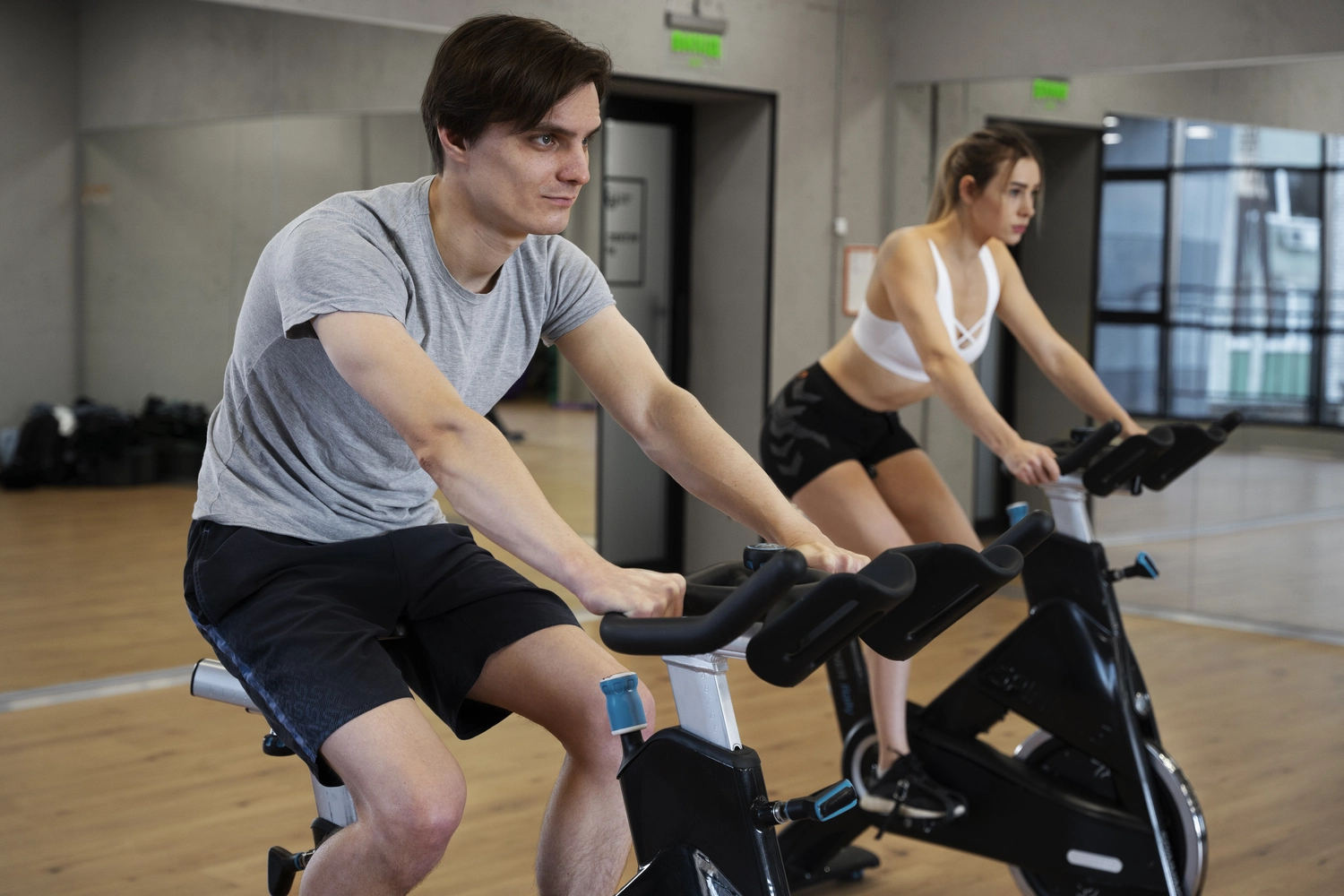 Fitnesstrainer und Berater - Wolfgang Bzdok - Mann und Frau beim Radfahren im Fitnessstudio